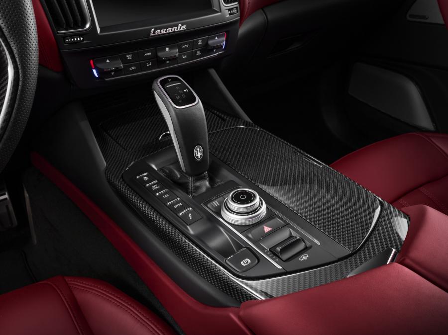 Детали интерьера Maserati Levante GTS 2018 года  (WW) (фото 5 из 74)